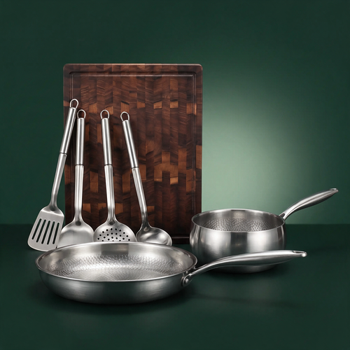 Handgehämmertes Titan-Pfannen- & Sauté-Set mit Walnussbrett und Utensilien