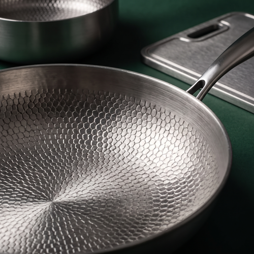Handgehämmertes Titan-Multipfannen-Kochset mit Schneidebrett (5 Pfannen, 8–10 Zoll)